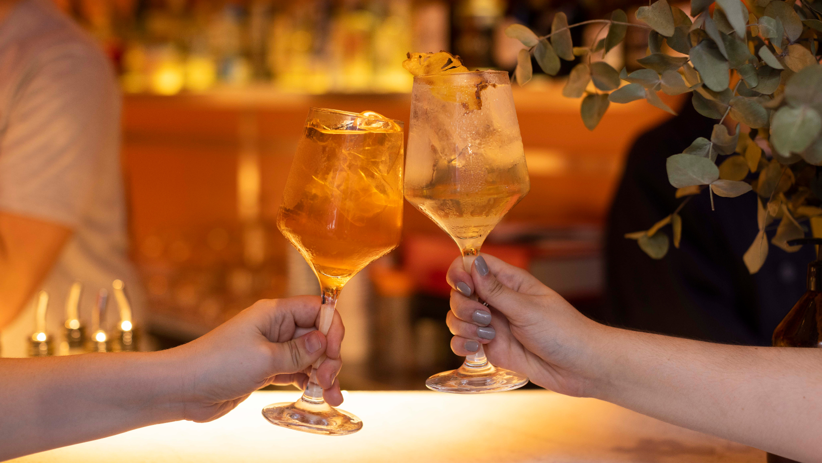 dos personas brindando con copas