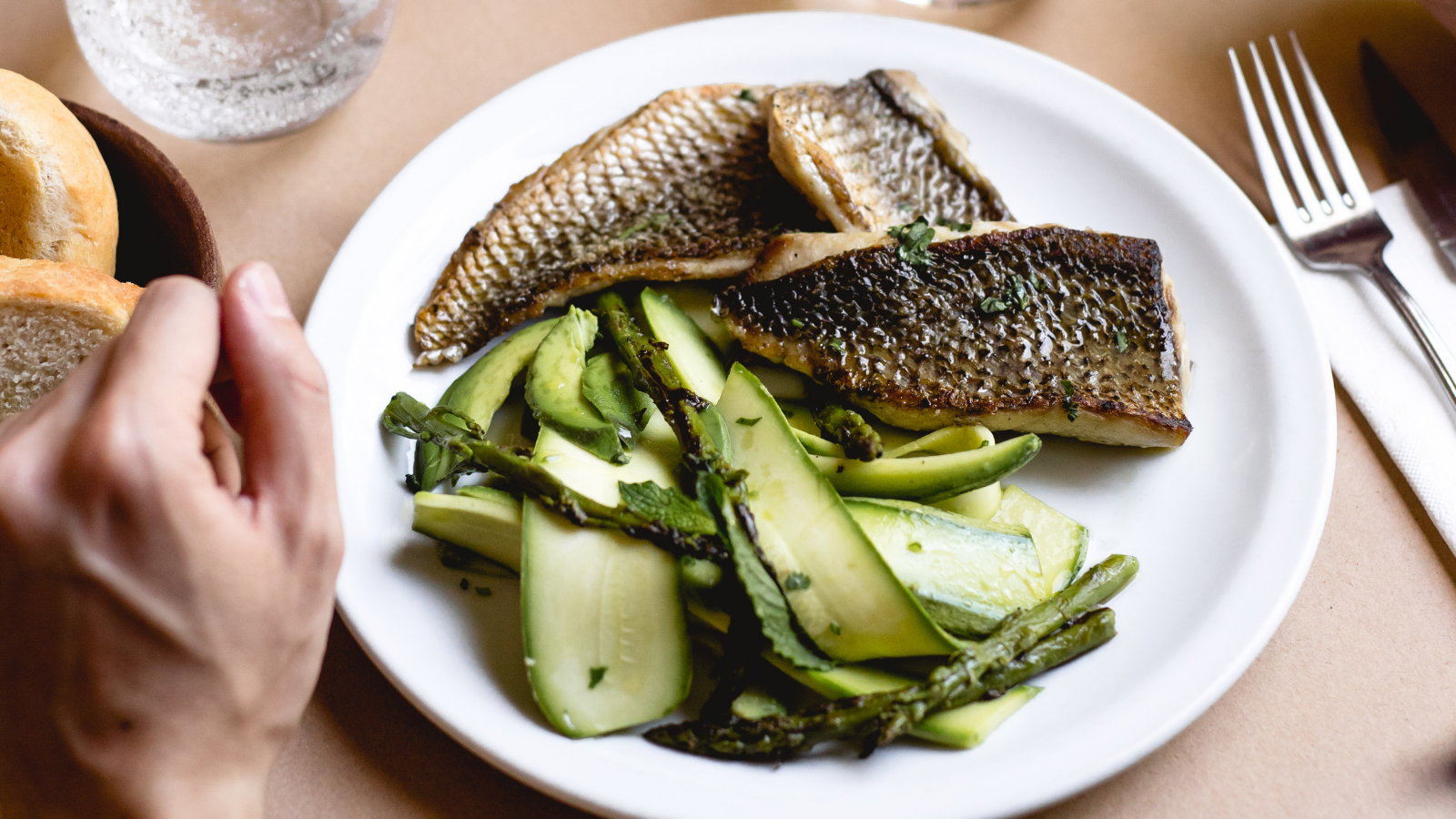Plato de pescado con verduras. 