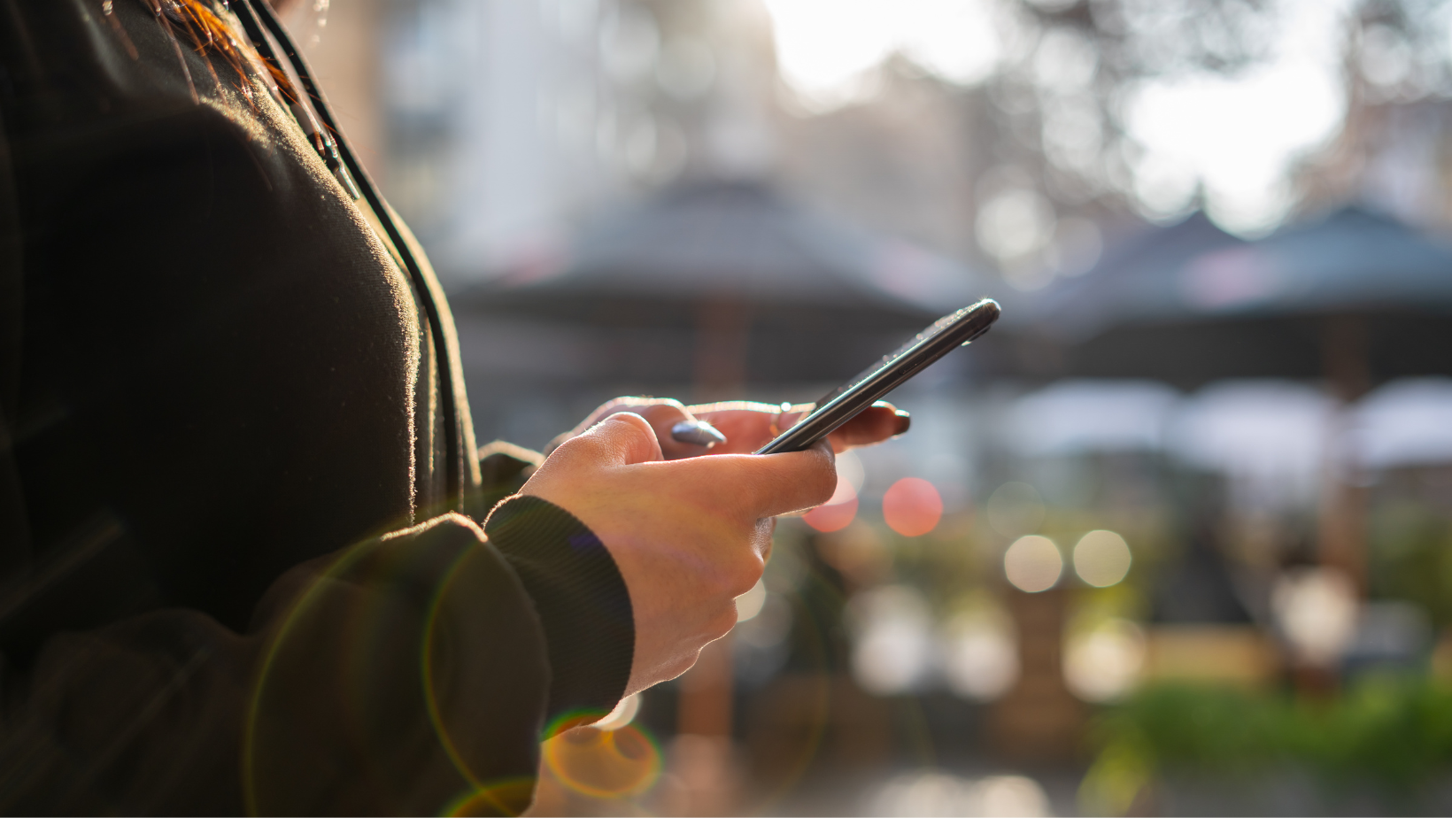 persona sosteniendo un celular