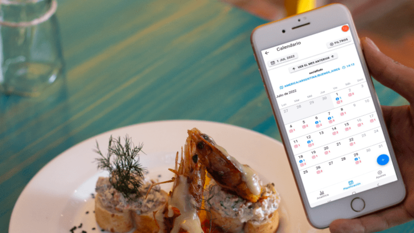 Celular con calendario de redes sociales