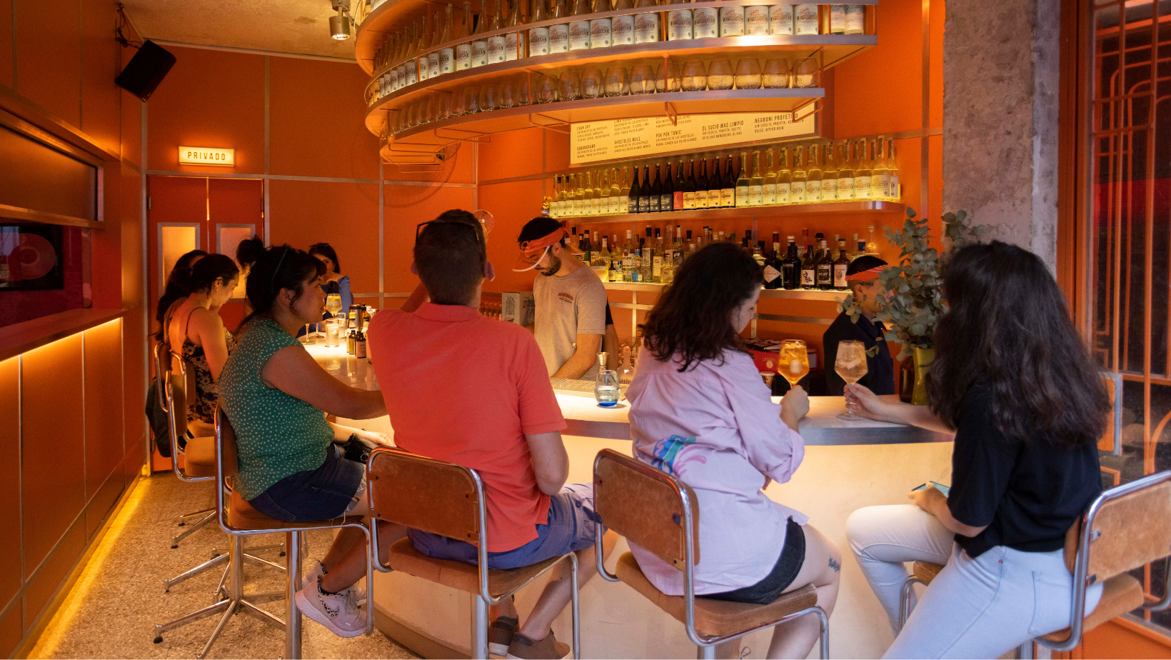 Clientes sentados en un bar