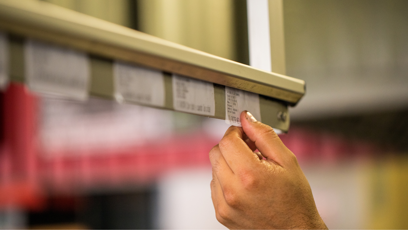 comandas de papel en la cocina de un restaurante