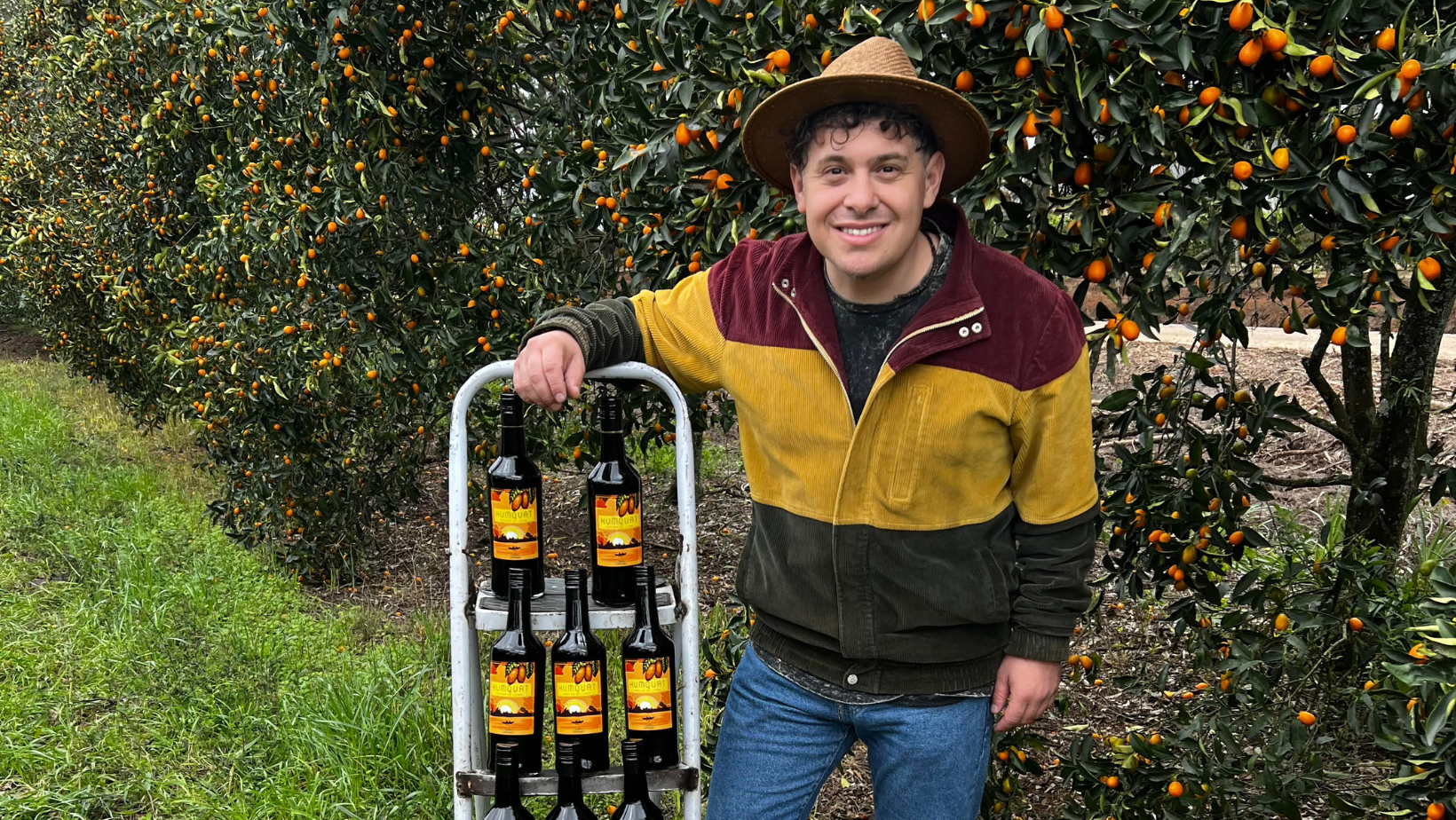 Dueño del bar junto a una huerta