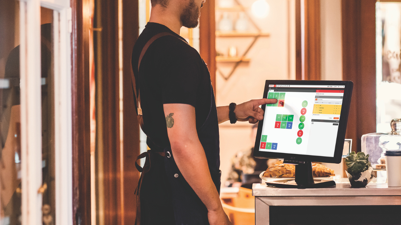 hombre usando sistema gastronómico