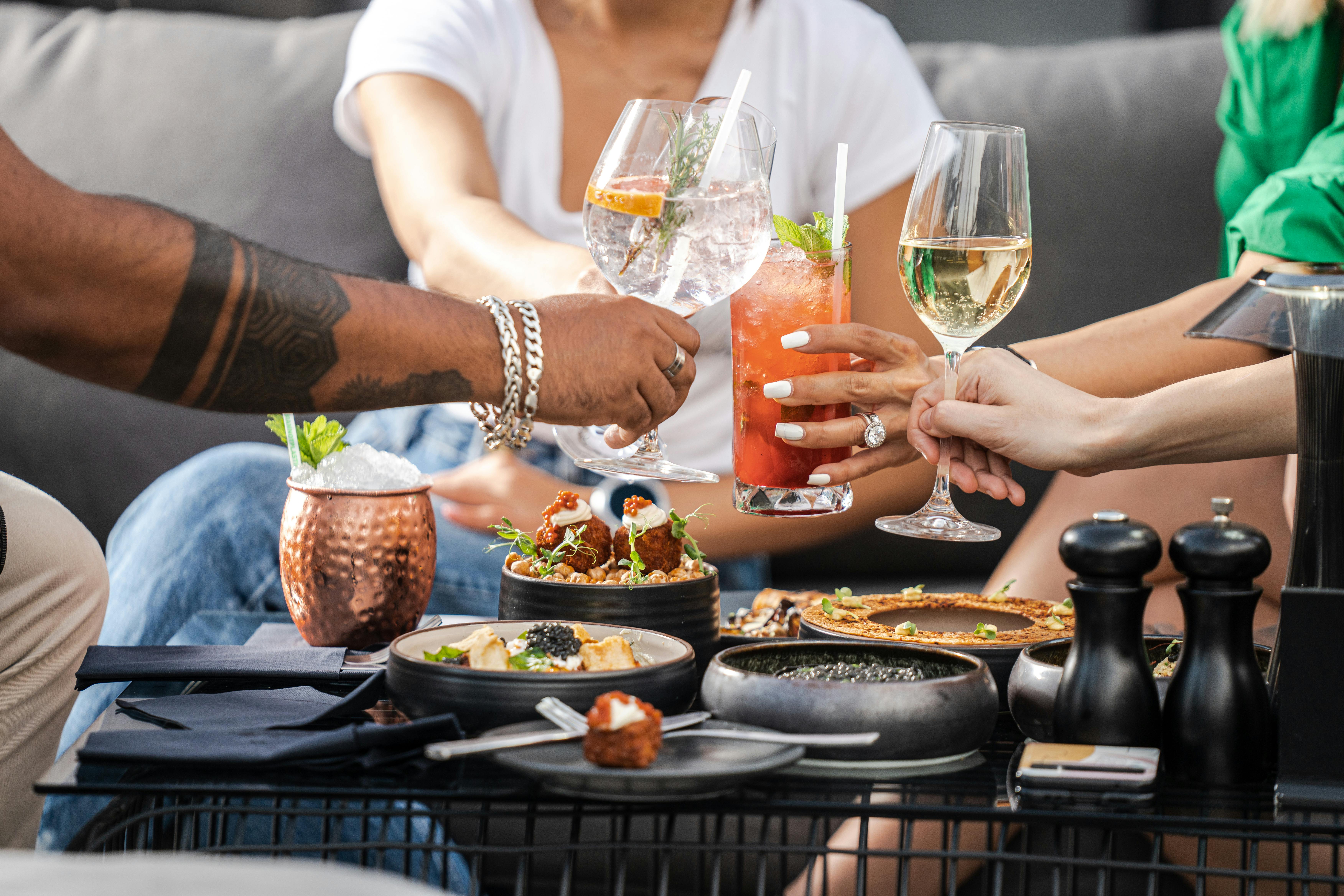 Tendências de verão 2026 para bares e restaurantes: o que está em alta no cardápio e na experiência